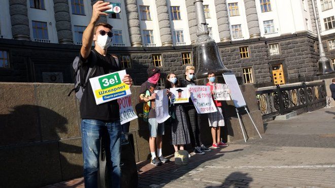 Під Кабміном студенти влаштували акцію «Зашкварлет»