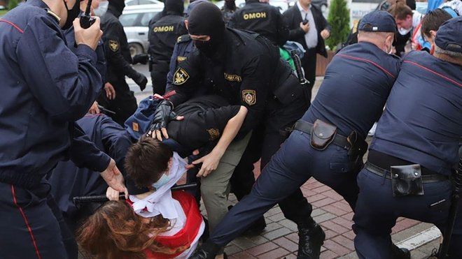 У Білорусі ОМОН затримує студентів
