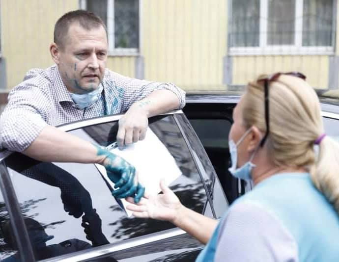 Мера Дніпра Філатова облили зеленкою під час зустрічі з виборцями, фото
