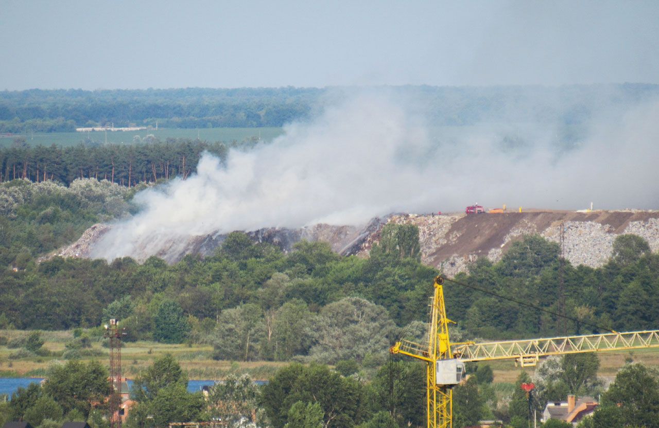 На полтавському сміттєзвалищі триває гасіння пожежі