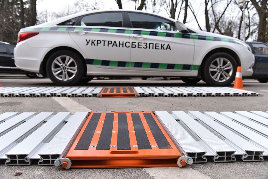 Уряд Шмигаля запровадив цілодобовий ваговий контроль вантажівок в Україні
