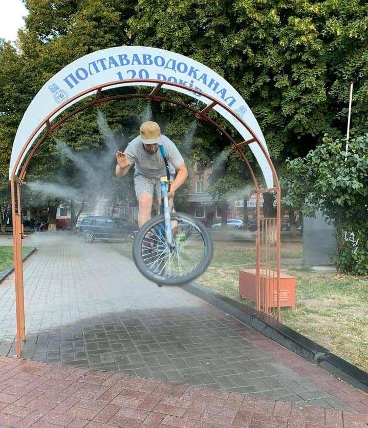 Свіжість для усіх: полтавський водоканал зробив для містян туманоутворювальні арки