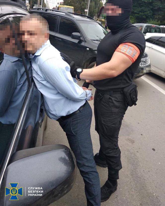 У Тернополі на хабарі понад мільйон гривень погорів податковий високопосадовець