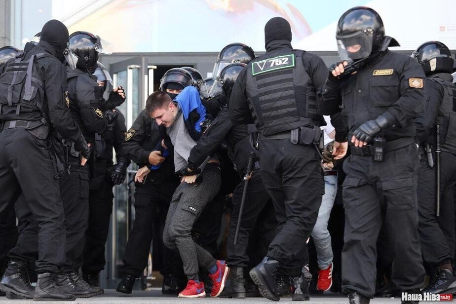 Правоохоронці та невідомі у балаклавах затягували до спецтранспорту людей з біло-червоно-білими прапорами під час Маршу героїв.