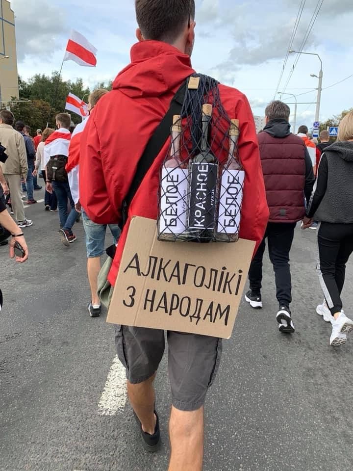 У неділю понад 150 тисяч білорусів протестували, а в понеділок Лукашенко поїхав до Путіна