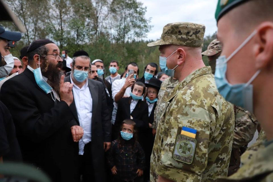 Голова Держприкордонслужби Сергій Дейнеко поспілкувався з обуреними хасидами у Нових Яриловичах.