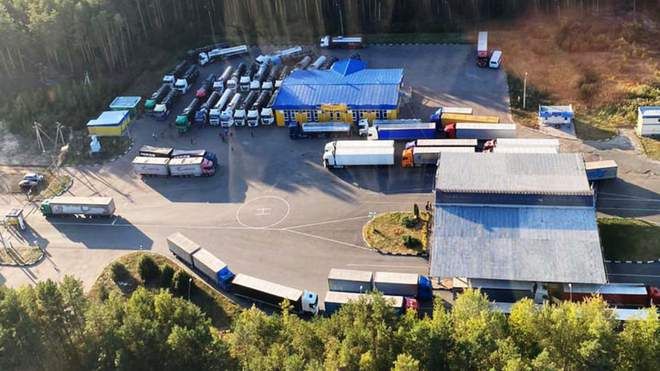 Затори на кордонах: у Виступовичах черга з вантажівок, 600 молдаван не заїхали до Угорщини