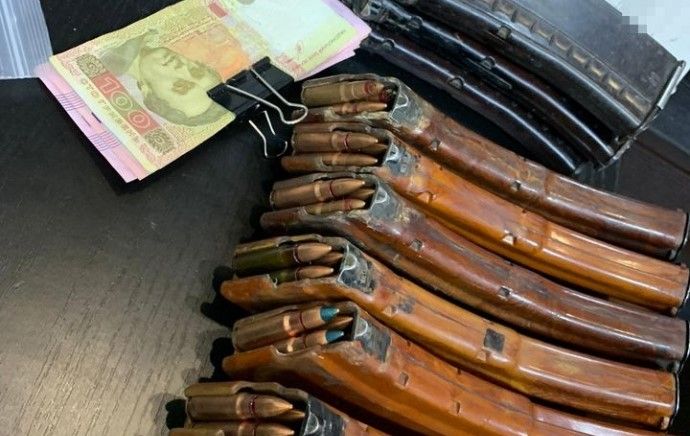 На Донеччині у кабінеті головного патрульного знайшли склад боєприпасів