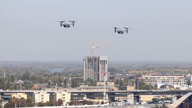 Американські військові літаки пролетіли в небі над Україною, відео