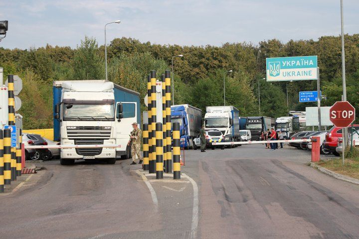 На західному кордоні України утворилися черги з вантажівок, фото, відео