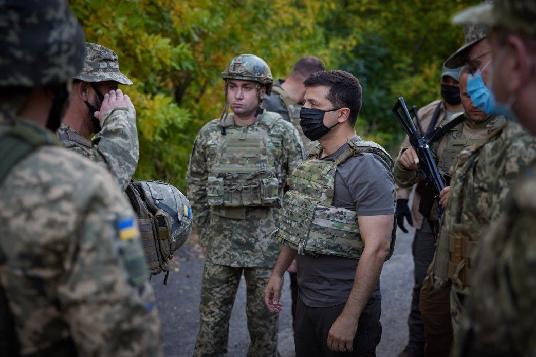 Зеленський поїв борщу і каші з розвідниками на Донеччині
