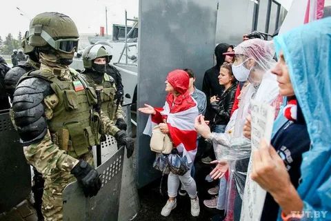 У центр Мінська стягнули бронетехніку, на площах – силовики з автоматами, є затримані