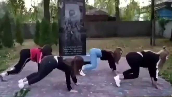 Танок біля пам'ятника загиблим воїнам: на Чернігівщині 4 школярки танцювали тверк