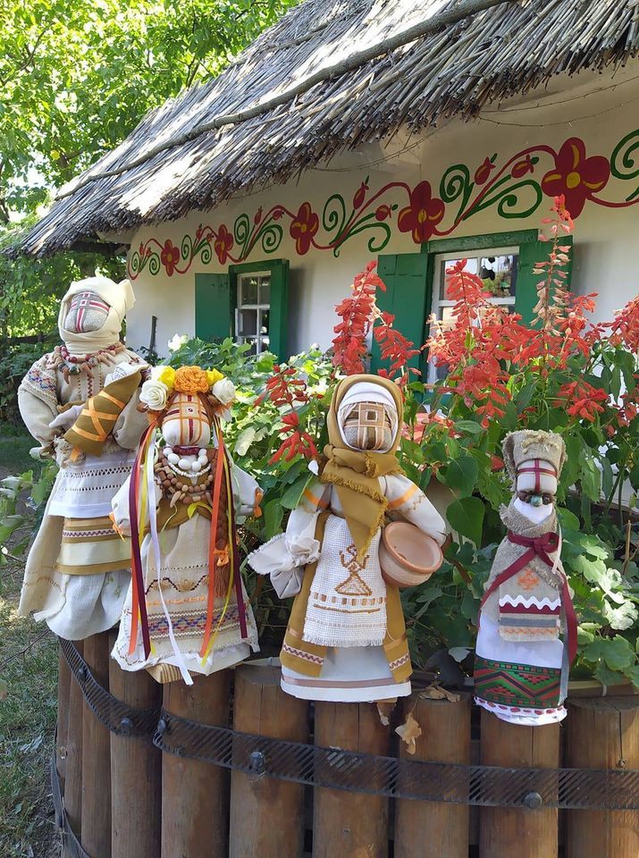 Грушевський і ляльки: на Черкащині триває виставка авторських мотанок