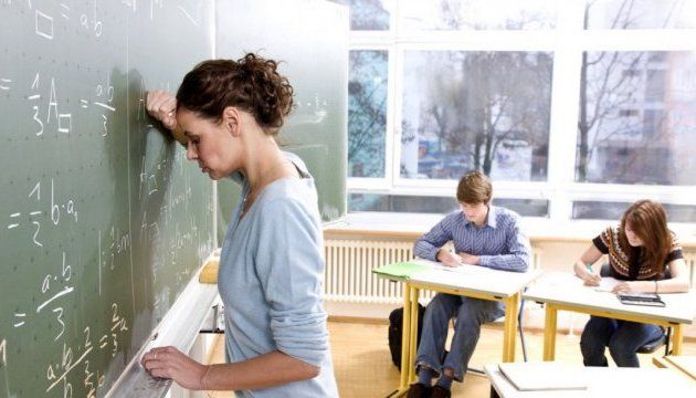 День вчителя: зарплати заморожені до січня 2022 року