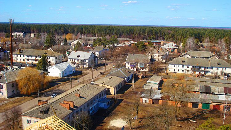 Унікальне «двоповерхове» селище посеред Поліся: репортаж про життя біля заводу, якого немає