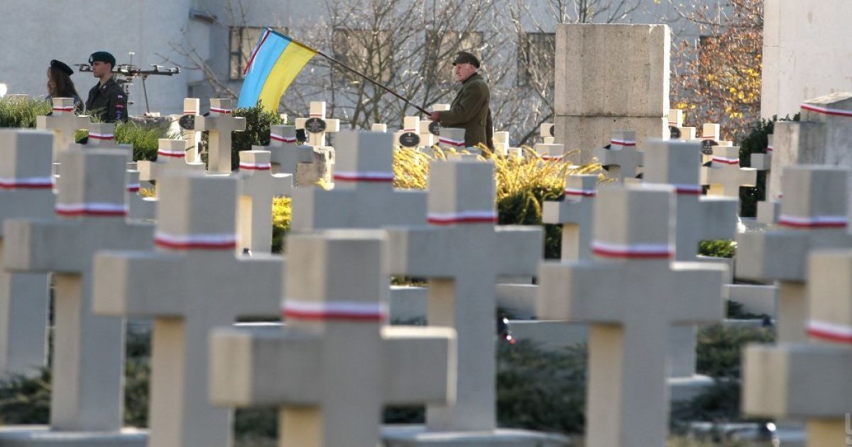 Україна висунула Польщі умову для видачі дозволів на ексгумації