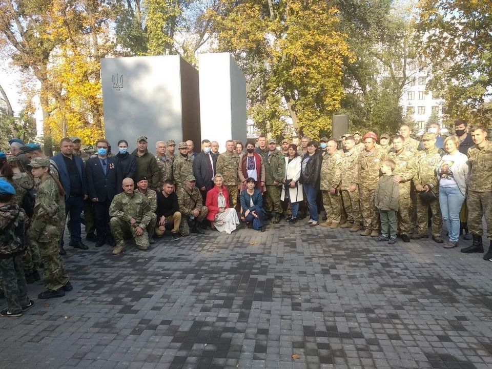 У Харкові патріоти зшили прапор із знамен бойових підрозділів