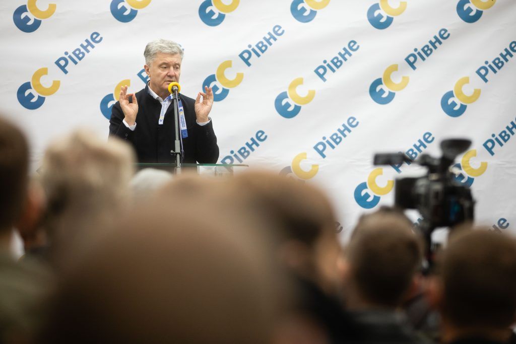 Порошенко закликав не довіряти майбутнє політикам, які душу й тіло поклали в кишеню Коломойському