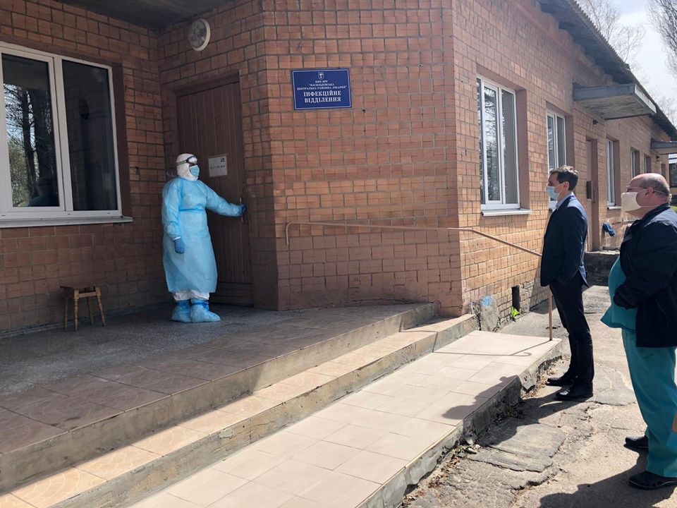 Коронавірус: за час пандемії захворіло майже 300 тисяч українців