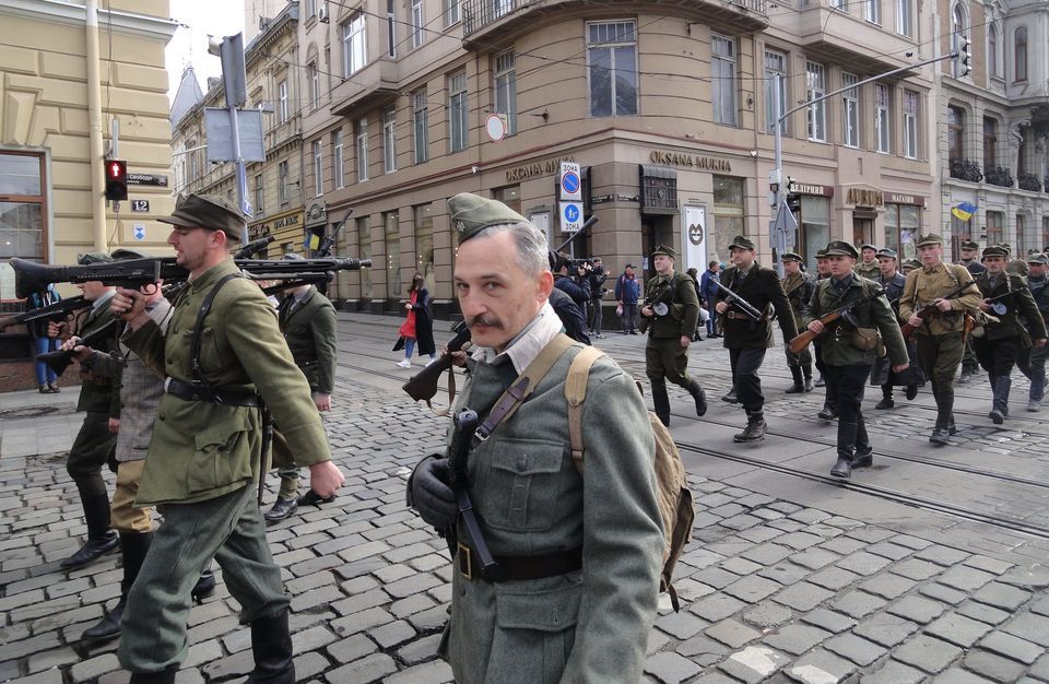 У центрі Івано-Франківська реконструювали бій УПА і НКВС, фото