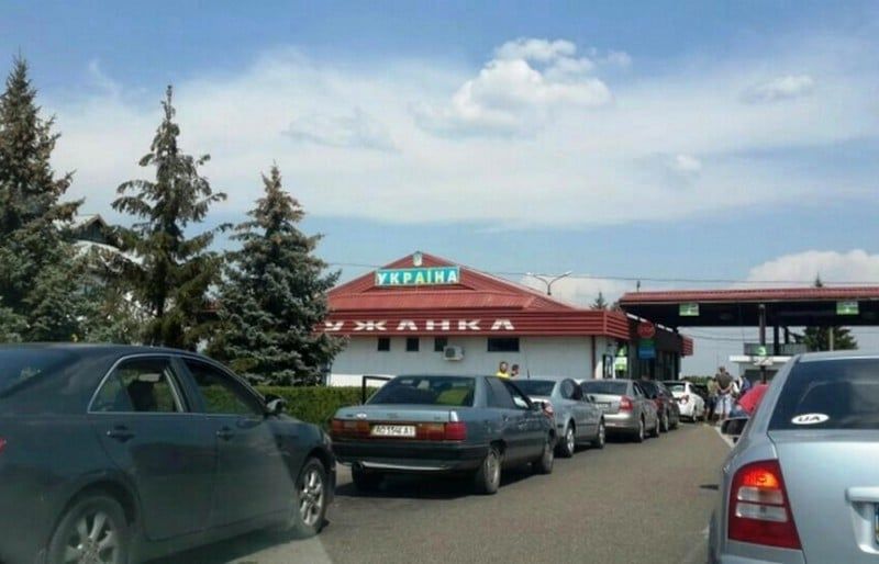 На пункті пропуску «Лужанка» на кордоні з Угорщиною застрягли понад 200 авто