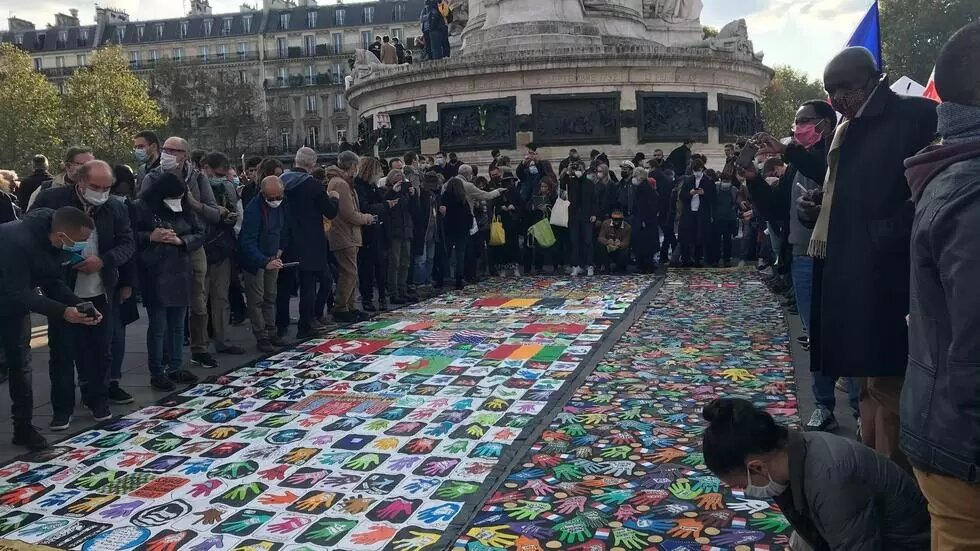 Обезголовлення вчителя через карикатури на Мухаммеда у Парижі: тисячі людей вийшли на демонстрацію проти ненависті