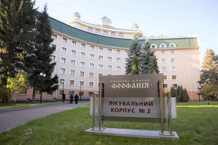 Порошенко закликає відкрити Феофанію та інші відомчі лікарні для хворих на COVID-19