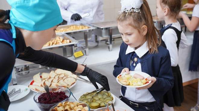 Без сосисок: як годуватимуть дітей в школах і садочках