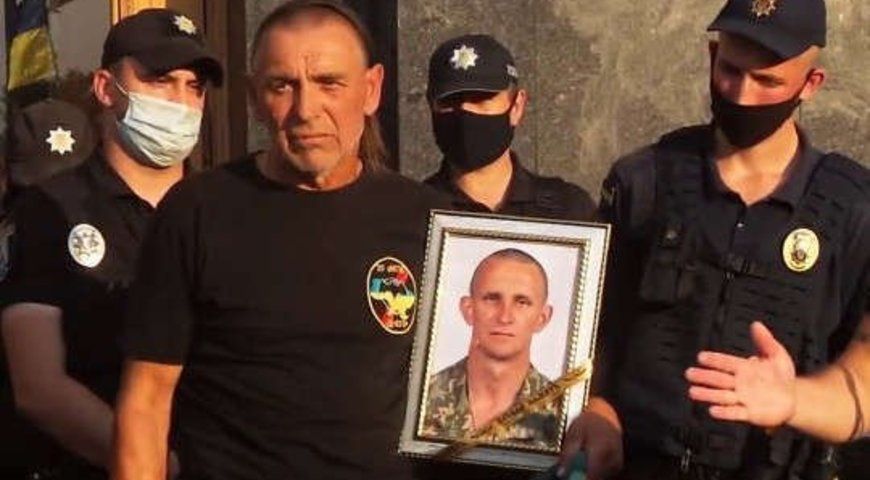 Батько загиблого морпіха Журавля позивається проти Зеленського