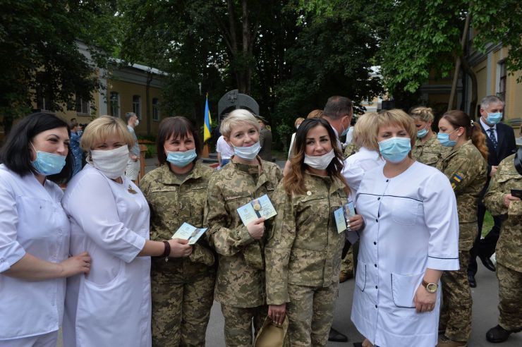Військові медики матимуть премії за лікування ковід-хворих