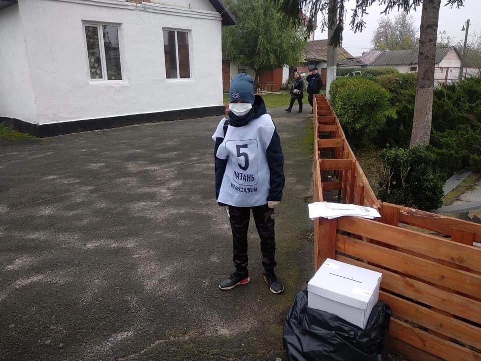 До опитування Зеленського залучили неповнолітніх за тисячу гривень, відео