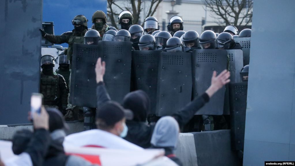 Народний ультиматум у Мінську: поліція застосувала світлошумові гранати і гумові кулі