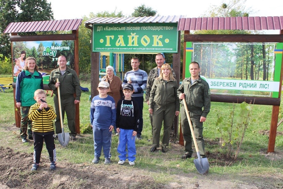 У Каневі лісівники озеленили улюблений майданчик дітлахів «Гайок»
