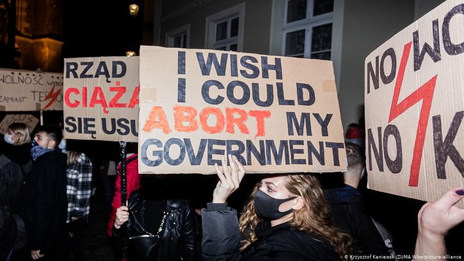 «Я хотіла б зробити аборт мого уряду»: у Польщі не вщухають протести проти заборони абортів