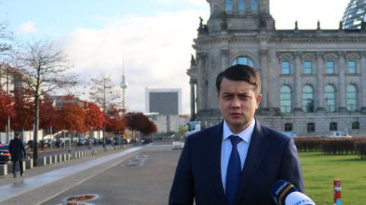 Разумков обіцяє швидку реакцію президента і Ради щодо рішення КСУ