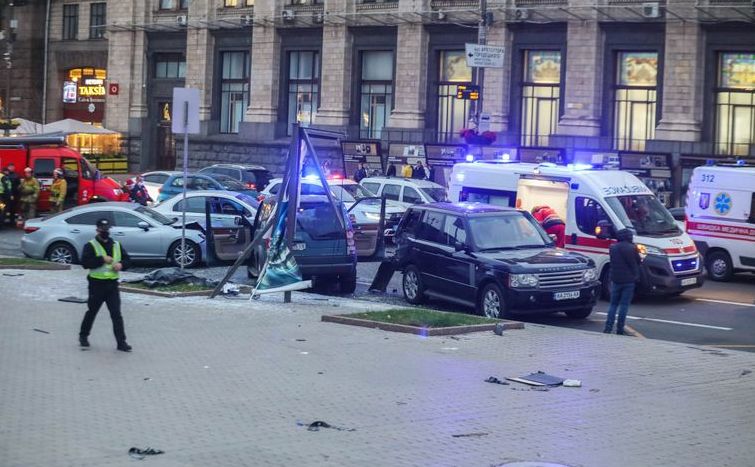 На Хрещатику Land Rover влетів на зупинку: двоє загиблих, троє поранених, фото
