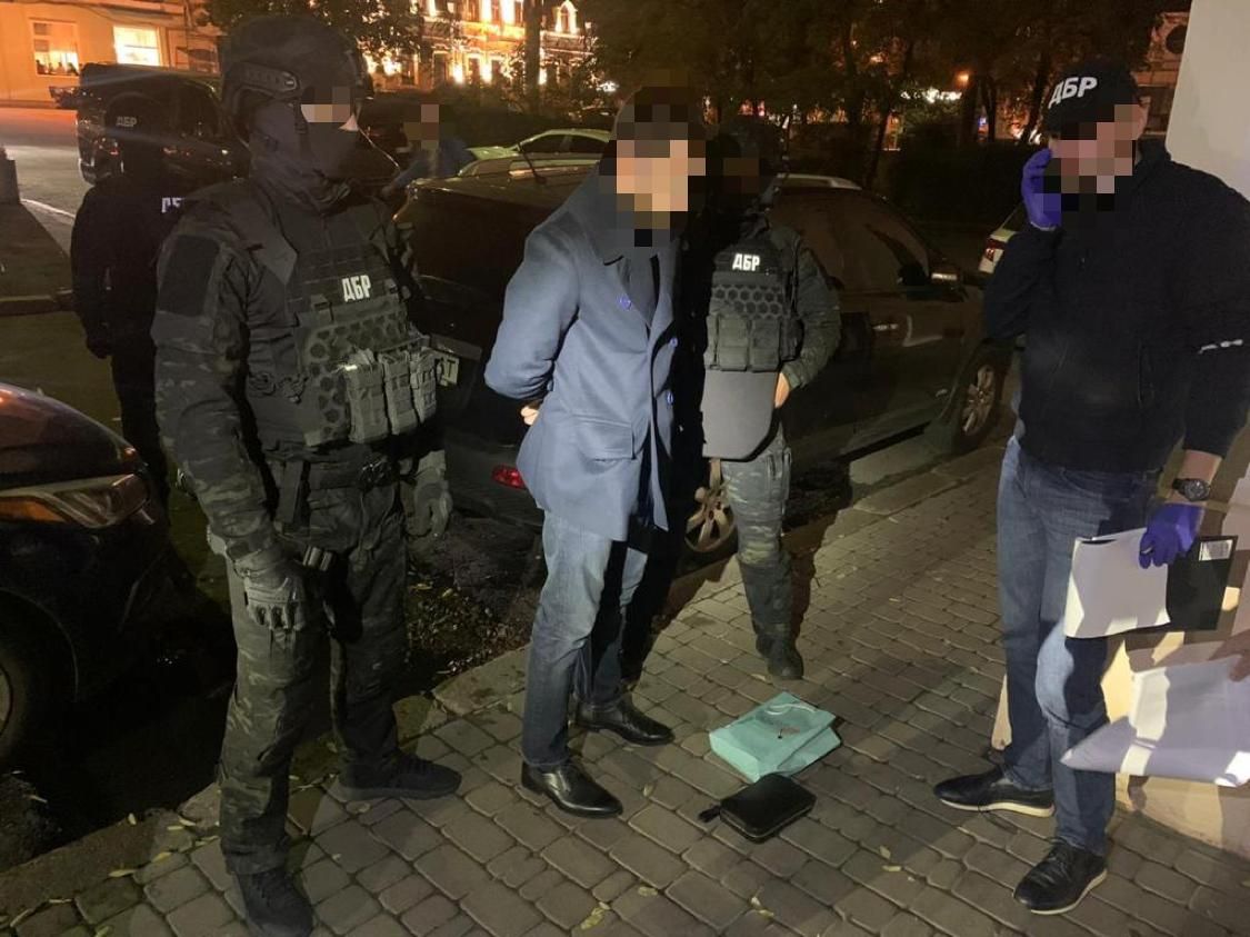 Високопосадовець ДФС вимагав $200 тисяч за закриття справи