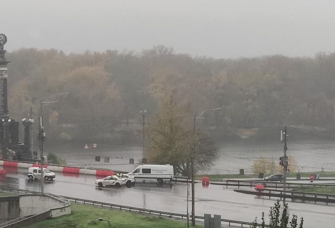 Міст Патона у Києві перекрили через можливе мінування