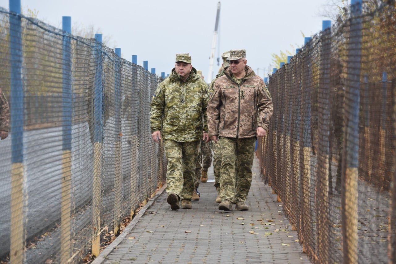 Головнокомандувач ЗСУ Руслан Хомчак проінспектував Щастя та Золоте, фото