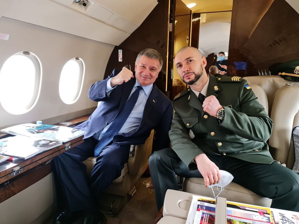 Віталій Марків прилетів до Києва у формі нацгвардійця, фото