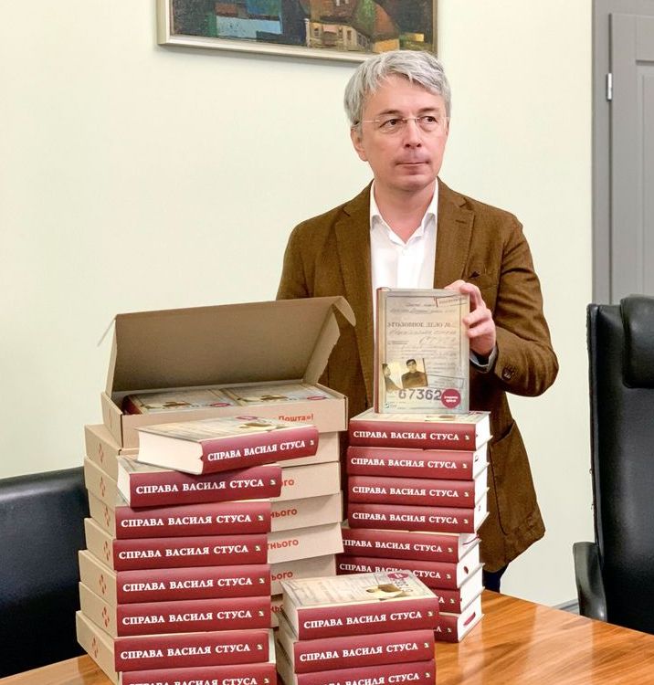 Міністр культури Олександр Ткаченко купив книжки «Справа Василя Стуса» для бібліотек