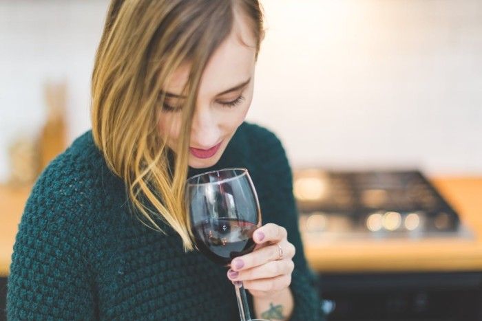 Навіть келих вина здатен викликати алкогольну залежність: як не перейти межу