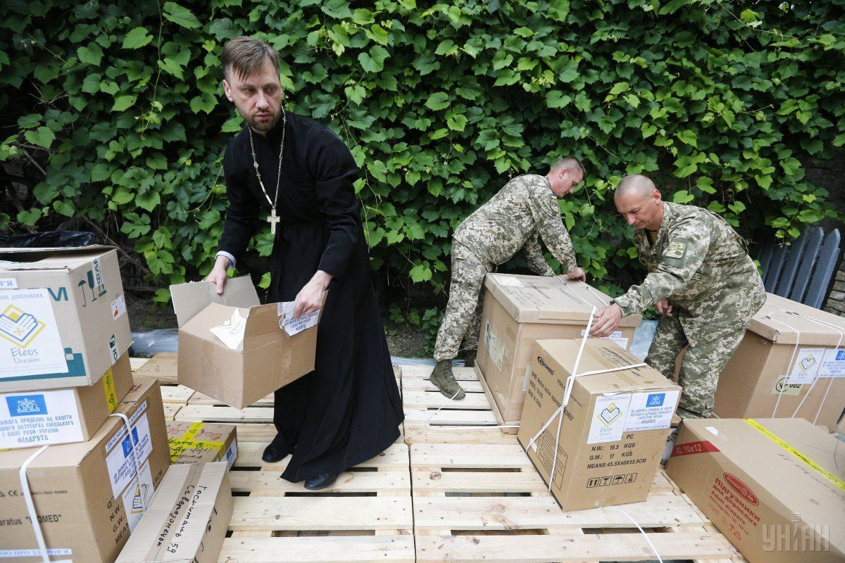 Українці найбільше довіряють ЗСУ, церкві та волонтерам
