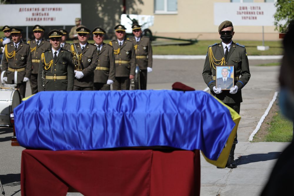 У Львові попрощались із 20-річним десантником Олегом Свинариком