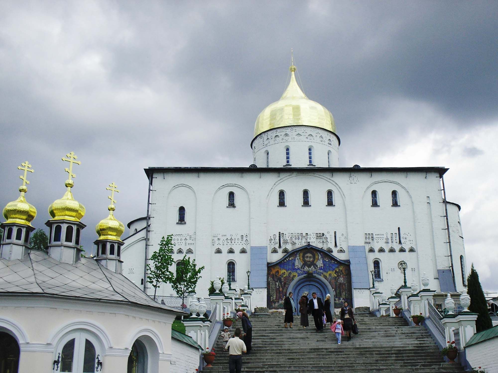 Віряни намагаються забрати Почаївську лавру у УПЦ МП: триває збір підписів