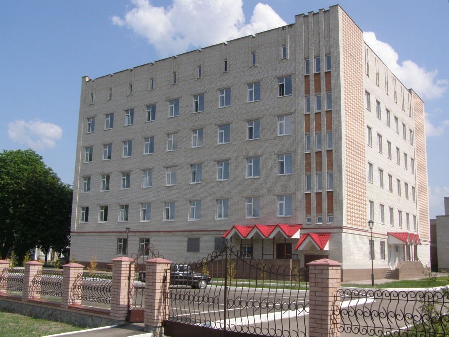 Коронавірус: влада думає про шпиталі на спортмайданчиках, а в регіонах без діла лікарні з гарним обладнанням