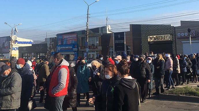 Карантин: у Чернівцях перекрили дорогу сотні підприємців з Калинівського ринку
