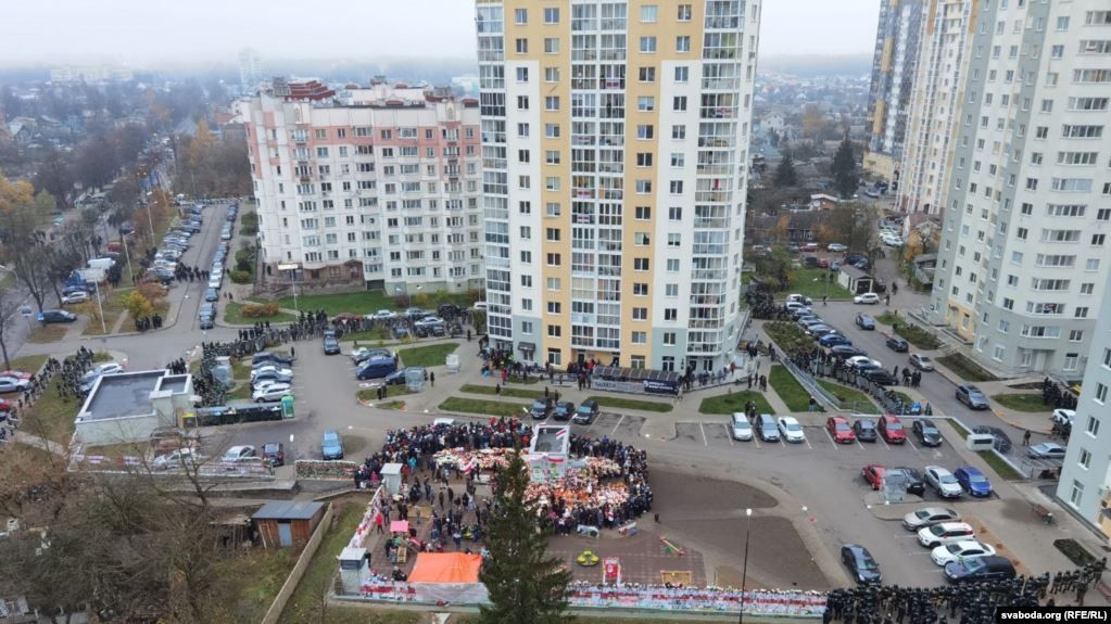 «Я виходжу»: у Білорусі розігнали акцію пам'яті загиблого Романа Бондаренка і затримали 700 учасників