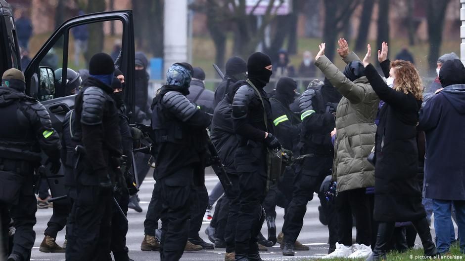 «Я виходжу»: у Білорусі затримали понад тисячу учасників акції протесту